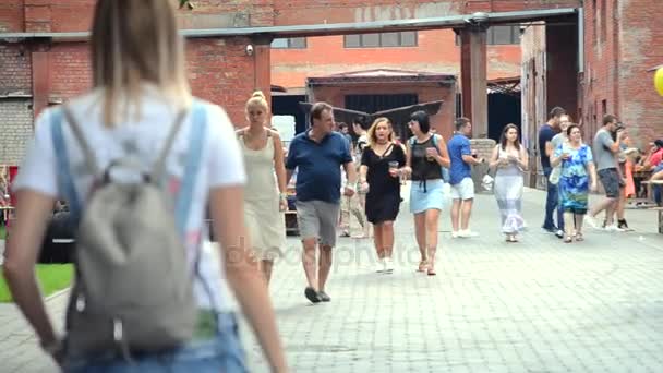 Mensen lopen op straat in de zomerdag — Stockvideo