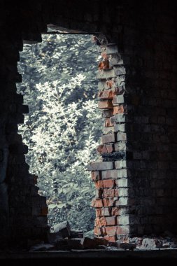 Kırık bir tuğla duvara delik