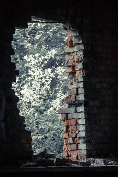 Kırık bir tuğla duvara delik