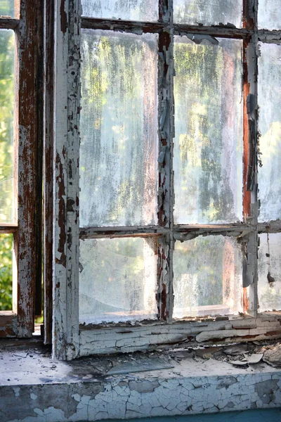 Eski püskü kırık boya ile eski pencere