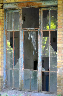 Eski kırık cam