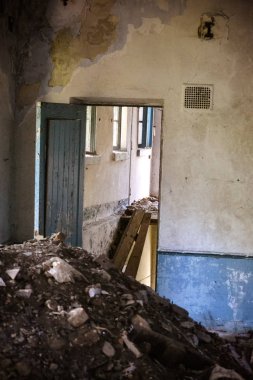 Terk edilmiş bir evde içinde inşaat enkaz yığını