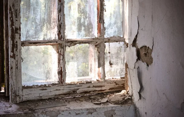 Eski püskü kırık boya ile eski pencere