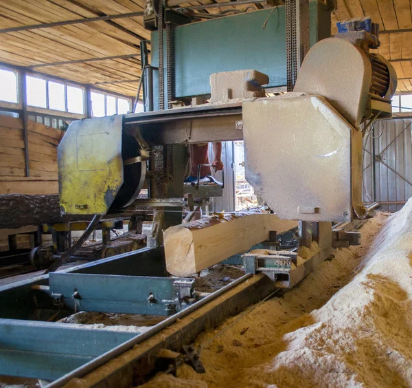 Bıçkıhane. bıçkıhane makinesindeki makine kayıtları ağaç gövdesini testereyle keser