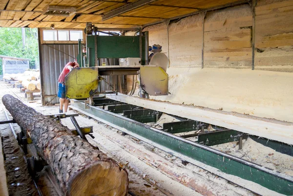 Bıçkıhane. bıçkıhane makinesindeki makine kayıtları ağaç gövdesini testereyle keser