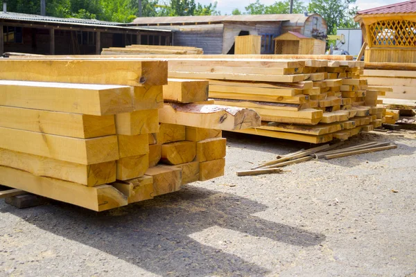 Bıçkıhane. Bir kereste atölyesindeki kereste tahtaları için depo.