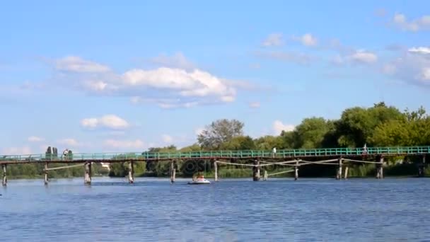 Timelapse Paysage pont rivière gens gens nuages ciel — Video