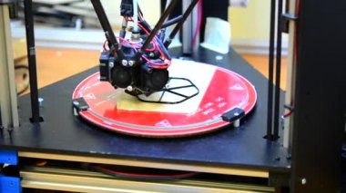 Otomatik 3d printerlere harcama maddeler plastik modelleme laboratuvarda gerçekleştirir..