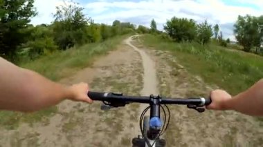 Adam bir gün bir alan bir bisiklet sürme