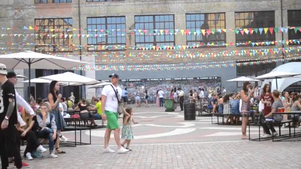 Festival pouliční jídlo. Lidé chodí na ulici v letním dni — Stock video