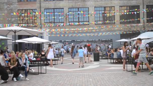 Festival Streetfood. Menschen gehen an Sommertagen auf die Straße — Stockvideo