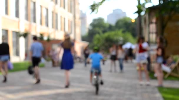 La gente camina por la calle. Borroso de fondo . — Vídeos de Stock