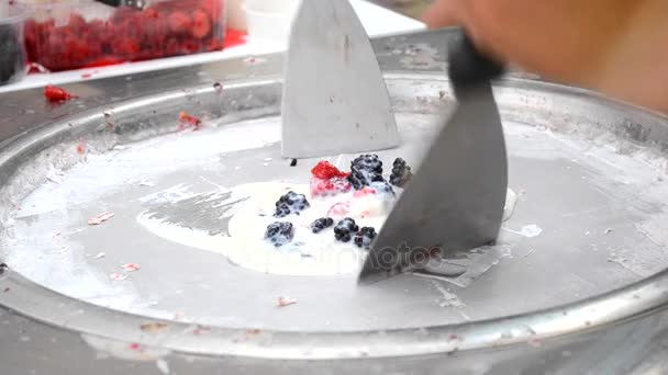 Secuencia. Hacer helado en la calle — Vídeos de Stock