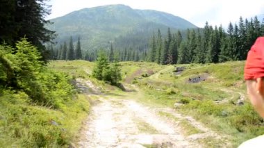 Kız dağlarda yolda yürüyor