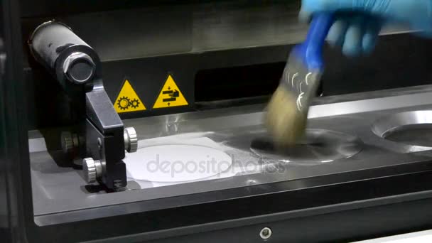 Voorbereiden van de werking van een laser sintering machine — Stockvideo