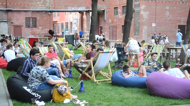 Festival Street Food. Beaucoup de gens sont assis, se reposer sur des sacs de siège colorés . — Video