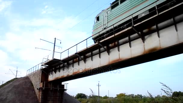 Bila Tserkva, Ucrânia 19 de setembro de 2017: -O trem de carga está viajando sobre a ponte — Vídeo de Stock