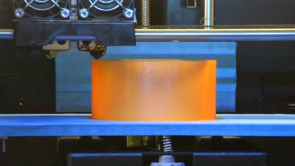 Der Drucker 3D-Druck eines Objekts mit einer runden Form oranger Farbe — Stockvideo