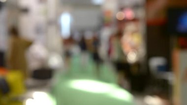 Birçok kişi alışveriş merkezi sergi mağaza içinde yürüyüş