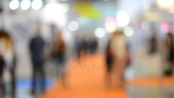 Mucha gente camina dentro de la tienda de exposiciones del centro comercial — Vídeos de Stock