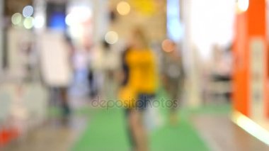 Birçok kişi alışveriş merkezi sergi mağaza içinde yürüyüş