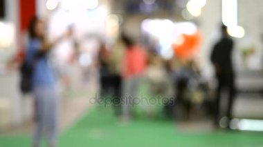 Birçok kişi alışveriş merkezi sergi mağaza içinde yürüyüş