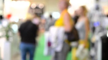 Birçok kişi alışveriş merkezi sergi mağaza içinde yürüyüş