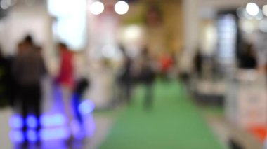 Birçok kişi alışveriş merkezi sergi mağaza içinde yürüyüş