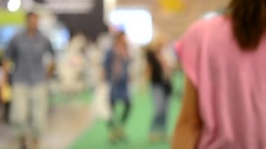 Birçok kişi alışveriş merkezi sergi mağaza içinde yürüyüş