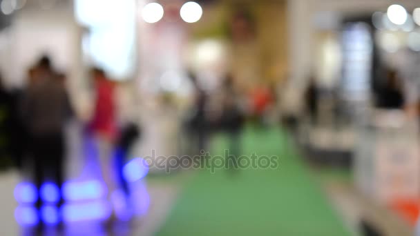 Beaucoup de gens marchent à l'intérieur du centre commercial magasin d'exposition — Video