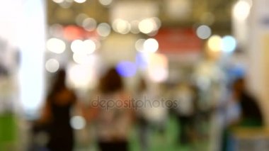 Birçok kişi alışveriş merkezi sergi mağaza içinde yürüyüş