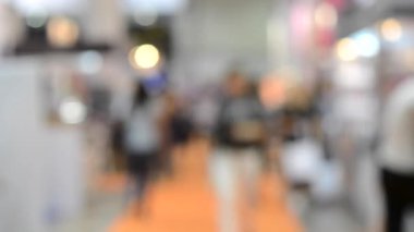 Birçok kişi alışveriş merkezi sergi mağaza içinde yürüyüş