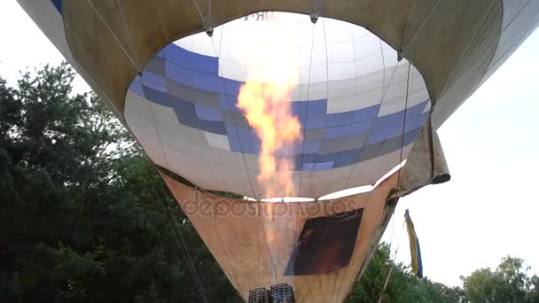 Aria palloncino riscaldamento a gas fuoco — Video Stock