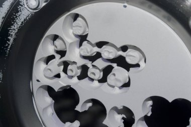 Diş değirmeni makinesi insan dişlerini oyuyor.