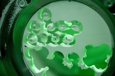 Diş değirmeni makinesi insan dişlerini oyuyor.