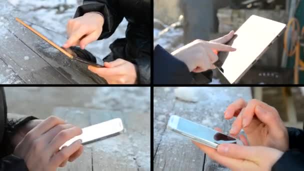 Persona chica trabajando en la tableta sentada en una mesa de madera de cerca — Vídeos de Stock