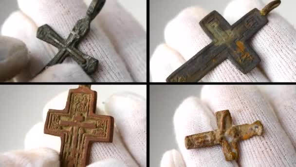 4 en 1. Trouvé archéologique croix pectorale chrétienne en gros plan dans les mains 