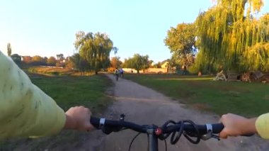 Adam bir bisiklet ile bir eylem fotoğraf makinesi ile gidiyor