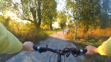 Dar bir yol boyunca bir kadın bir bisiklet sürmek