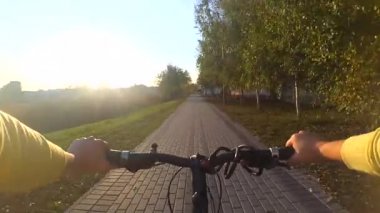 Bir kişi bir Bisiklete binmek hızlı Bisiklete binme