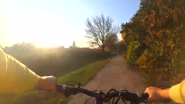 Экстремальная девушка ездит на велосипеде вдоль берега реки . — стоковое видео