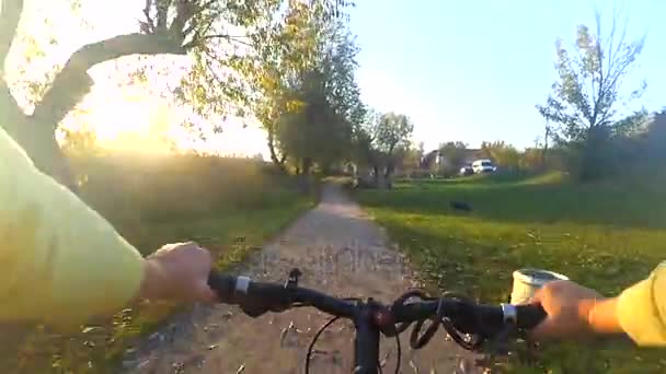 El hombre en bicicleta está cruzando el campo para encontrarse — Vídeo de stock