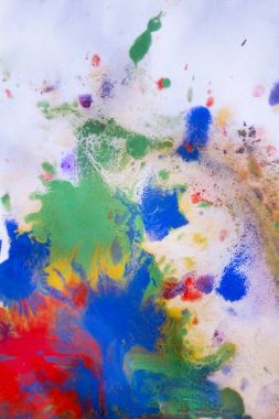 Kağıt üzerinde kırmızı, mavi, yeşil ve sarı renkler