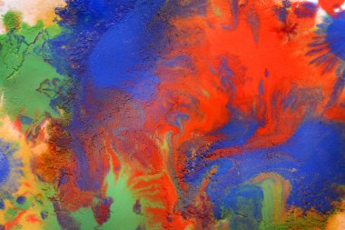 bir beyaz kağıt üzerinde boyalar farklı renkteki karıştırma