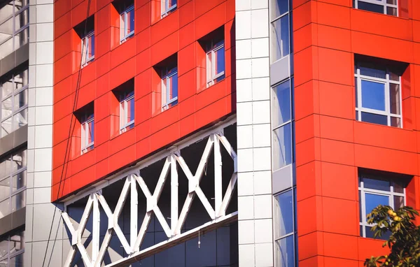 Fasaden på huset röda i högteknologiska stil — Stockfoto