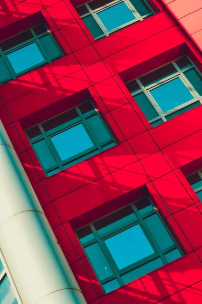 Nahaufnahme der Fassade des Gebäudes im modernistischen Stil Hi-Tech — Stockfoto