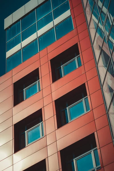 Μπροστά τους τοίχους των σύγχρονων κτιρίων σε κόκκινο χρώμα — Φωτογραφία Αρχείου