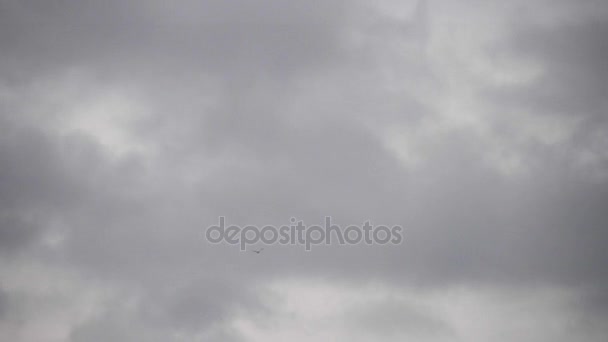 Nuages gris se déplaçant ciel rapide — Video