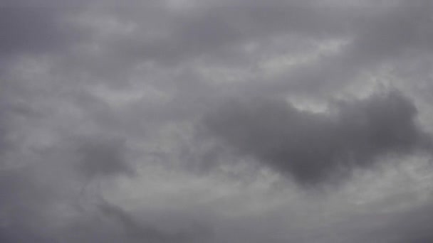 Grå moln flyttar snabb sky — Stockvideo