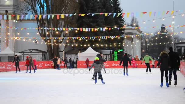 Ice rink with many people outdoors open by day — Stock Video